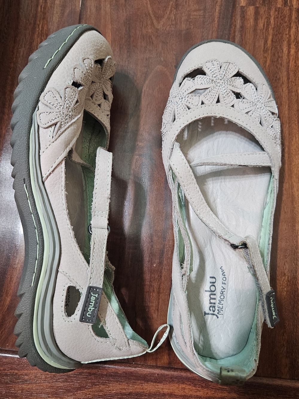 Jambu Women's Cream Blossom Encore Shoe, Size 6